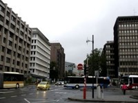 新市街は一流銀行が建ち並んでいて近代的