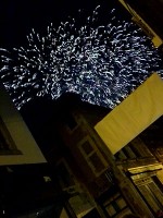 食事を終えて外に出ると花火