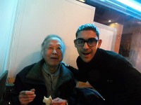 ひょうきんな給仕のお兄さん