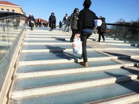 駅からローマ広場へ渡るカラトラーヴァ橋。床面はガラス。