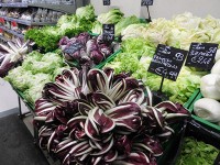 スーパーの野菜売り場には日本であまり見ないものも（手前はラディッキオ）