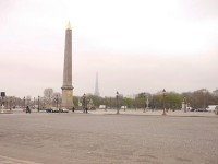 コンコルド広場のオベリスクの奥に見えるのがエッフェル塔。.:*