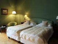 「Grand Hotel Vesvio」ホテルヴェスヴィオの部屋。天井が高く広い