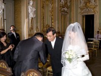 新婦父と握手する新郎