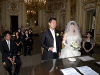 マリッジ･オフィサーの話を真剣に聞く2人