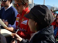 フェルナンド・アロンソ、忙しそうマネージャと話しながら足早で。。。