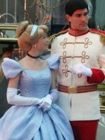 シンデレラとプリンス・チャーミング。他にジャック・スパロウやグリーンアーミーメン、ナイトメア・ビフォー・クリスマスのジャックとサリーなどもいました