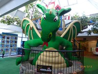 ホテルロビーのドラゴン人形