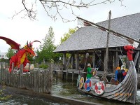 ライド系アトラクションのドラゴンとバイキング船のオブジェ