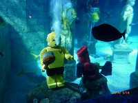ミニ水族館の中の潜水夫のオブジェ