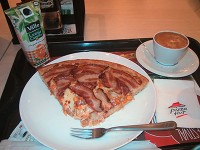 ドバイ　イタリアンレストラン　コーンベーコンピザ