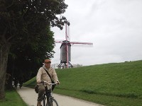 ブルージュ・レンタサイクル風車を背景光