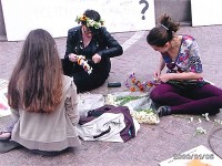 ワルシャワ　コペルニクス像の前で独身の女性が花を編み川に流し男性が拾い結ばれるとガイドさんが話してくれた
