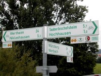 自転車のためだけの道路標識があちこちにあります。
