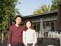 夕食時のレストランの前で