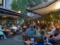 賑やかなRudesheimer Schlossのレストラン