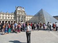 パリ　ルーブル美術館前にて