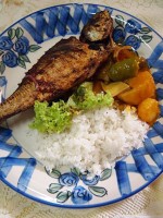 魚のサンバルソース揚げ、とマトンカレー。