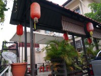 夜は住宅街のタンジュントコン中にあるチャイニーズ系の火鍋のお店。