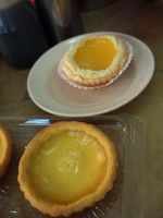 同じテーブルが香港系イギリス人のKさんだったので彼女のおススメを。そしてお店のエッグタルトと現地ガイドのＫさんのお勧め地元のエッグタルトも。