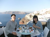 爽やかな風に吹かれ、海とカルデラを眺めながら美味しい朝食を頂く贅沢