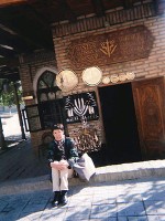 ・Hotel OMAR KHAYYAM の真ん前にあるハサミ・マイスターの家の前で、ウズベクに行ったゾという証拠写真を。