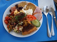 料理はオリーブとトマトが中心