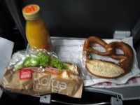朝ごはん、ベーグルは駅のカフェが開いてたので買った