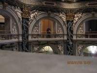 美術史美術館中央ホール、下はカフェ