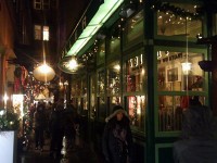 「ツム・フィグルミューラー本店」 支店は通りに出て右に50m程進んだところにある。