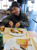 空港のカフェで、うまいよ