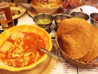 地元で人気の食堂へ 
