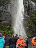 ミルフォードサウンドの船からの滝