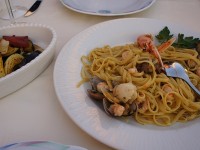 再びスカンピのパスタ。魚介うまみが詰まった一皿