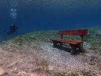 湖の中にある木製のベンチ