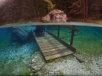 湖の中にある橋。ダイバーに人気のポイントです