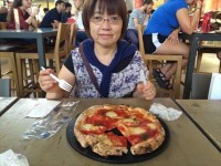中央市場のピザ（一番おいしいとのこと）
