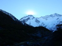 周囲の山の頂上に太陽が沈んだ瞬間