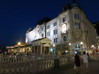 夜も多くの人で賑わう広場