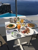 お部屋の朝食はテラス席でのんびりと