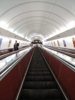 地下鉄のエスカレーターは長くてスピードが速い