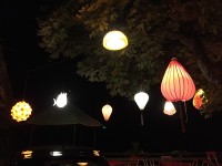 夜はランタンの灯りが