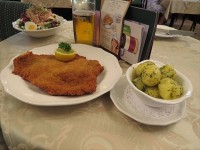 宮殿内のカフェでシュニッツェルを