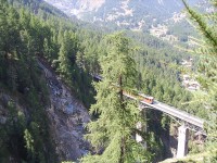 ゴルナーグラート鉄道（スネガ・パラダイスからツェルマットへのハイキングコースより）
