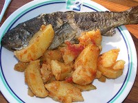 ランチは、やはり名物料理を欠かせない。マスのグリル・・・。