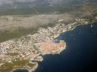 お～あれが！ドブロブニク！紺碧の海、赤い屋根、城壁に囲まれた街。飛行中に発見。
