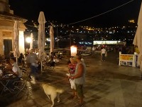 城壁を背に外の夜景が楽しめるシーフードレストラン。