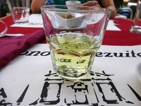 ラキヤ。お店のサービスでなぜか食後酒として出てきた。口から火を噴きそうなほどアルコール度数が高めだった。