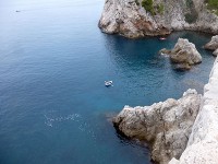 大きな客船が出入りしてるにかかわらず綺麗な海