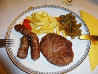 またまた名物料理、プレスカヴィツカとチェヴアピ。宿泊したSOBEでごちそうになった。かなりしょっぱい。ビールのつまみならよいが・・・。